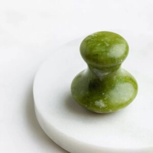 Gua Sha massageværktøj i grøn jade 3,5 x 4 cm, naturlig sten, håndlavet - Hedenhus Champi - Ergonomisk